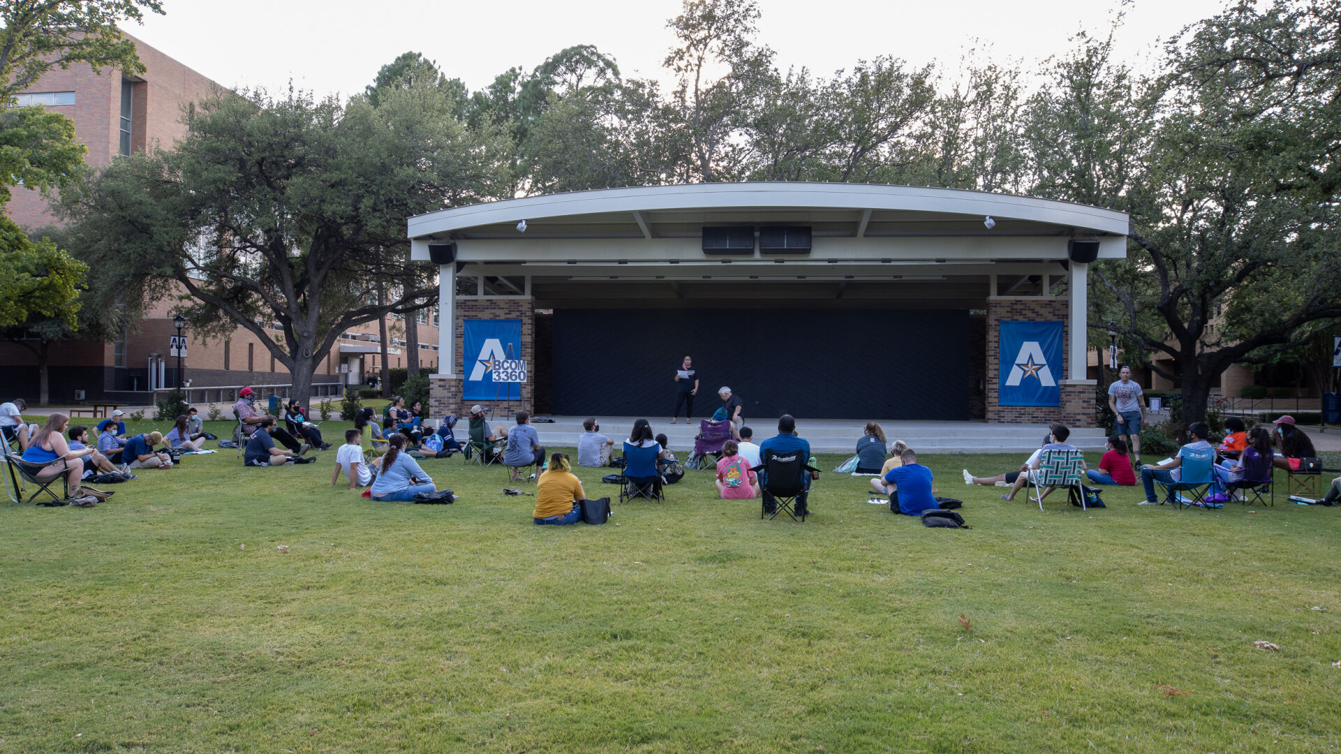 Photos: Professor starts hybrid online/in-person course by holding class in Brazos Park